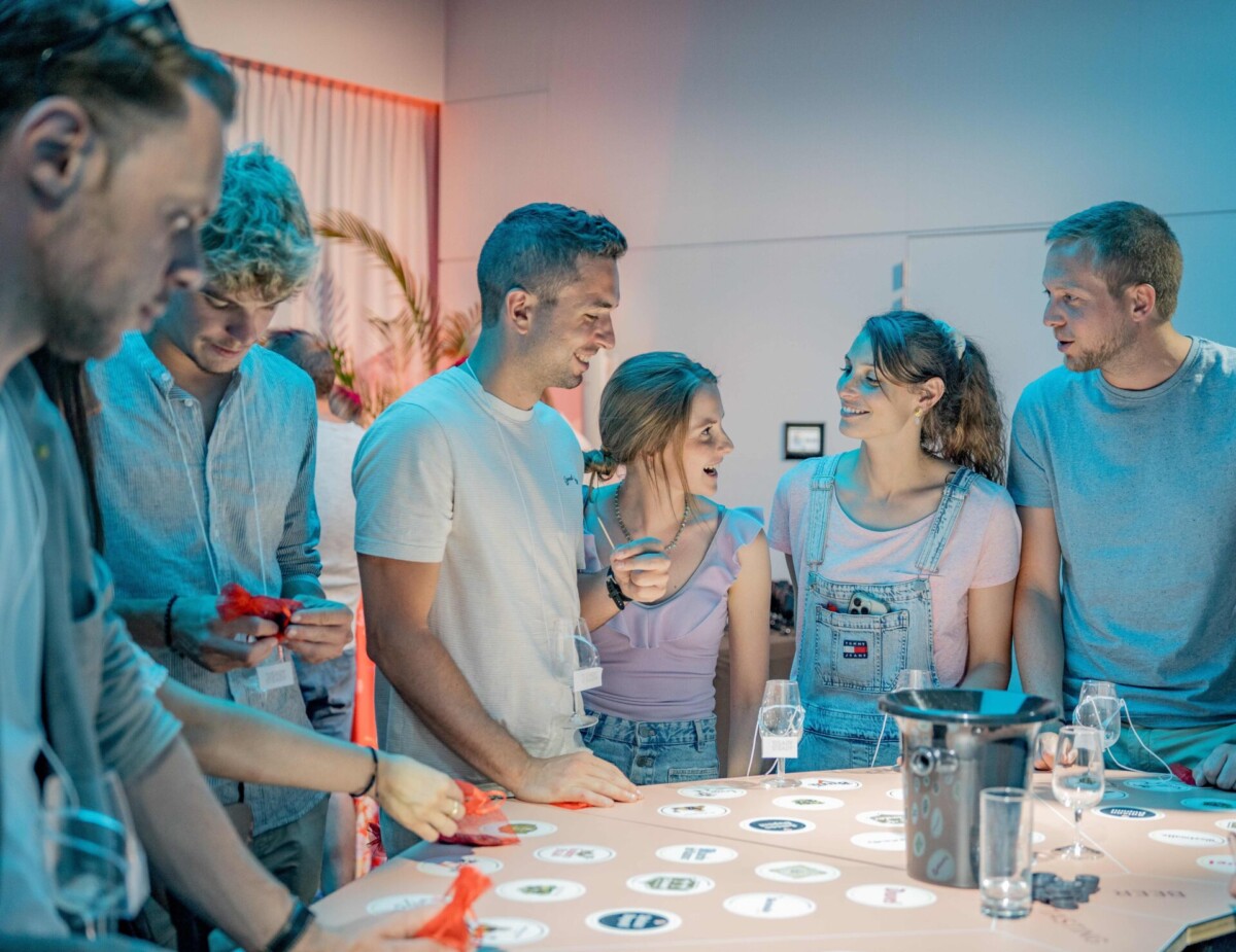 Equipe autour d'une table lors d'une activité teambuilding Casino du vin