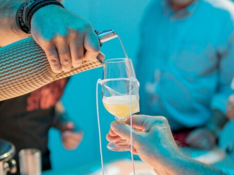 Homme versant un verre de vin à l'aveugle lors d'un teambuilding