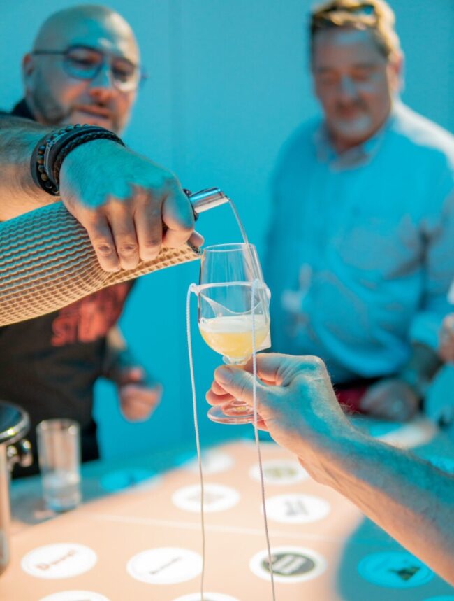 Homme versant un verre de vin à l'aveugle lors d'un teambuilding