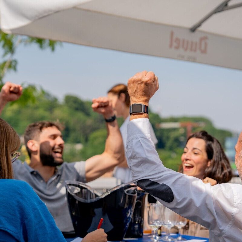 Deux hommes célébrant leur victoire avec les bras levés lors d'une activité teambuilding