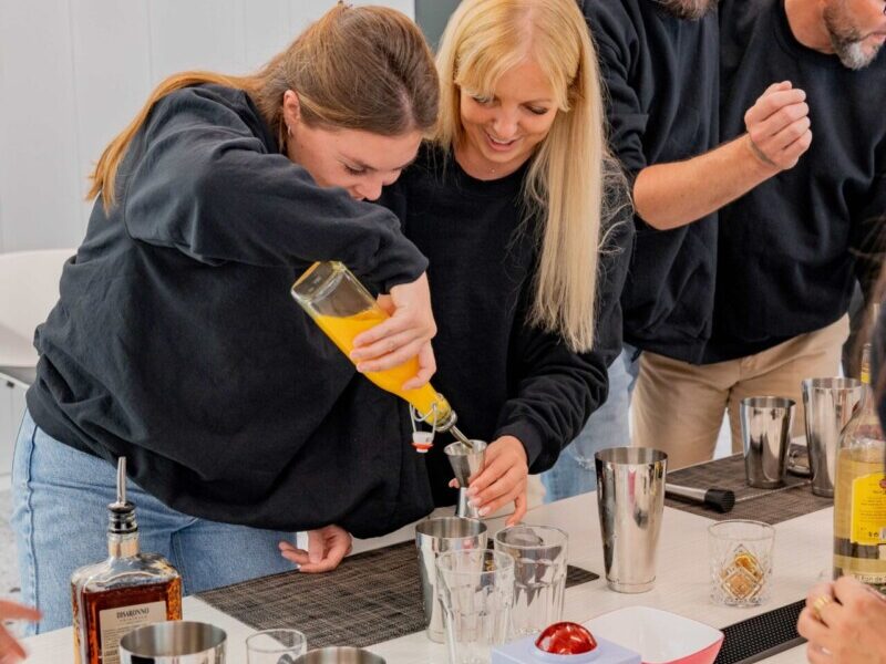 Groupe de personnes autour d'une table en train de réaliser un cocktail challenge