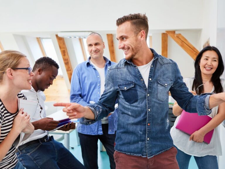 Groupe de collègues qui discutent lors d'un séminaire