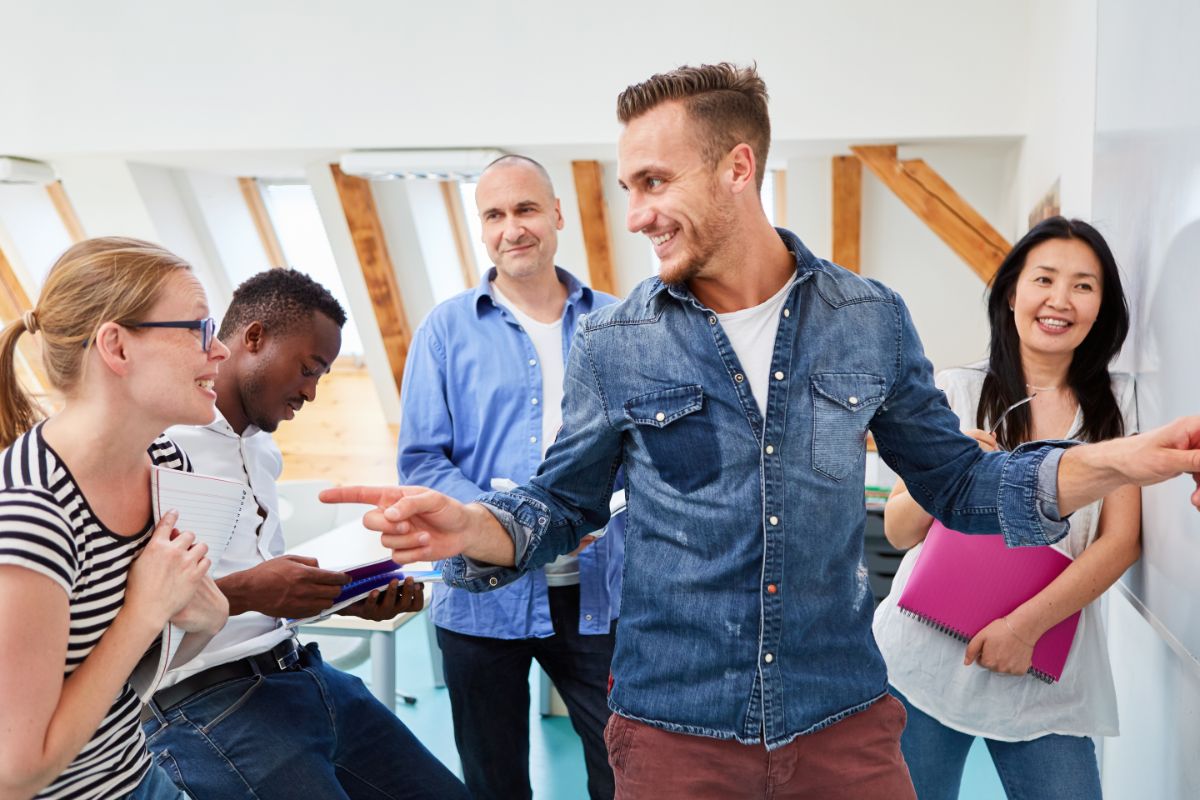 seminaire-team-building Groupe de collègues qui discutent lors d'un séminaire