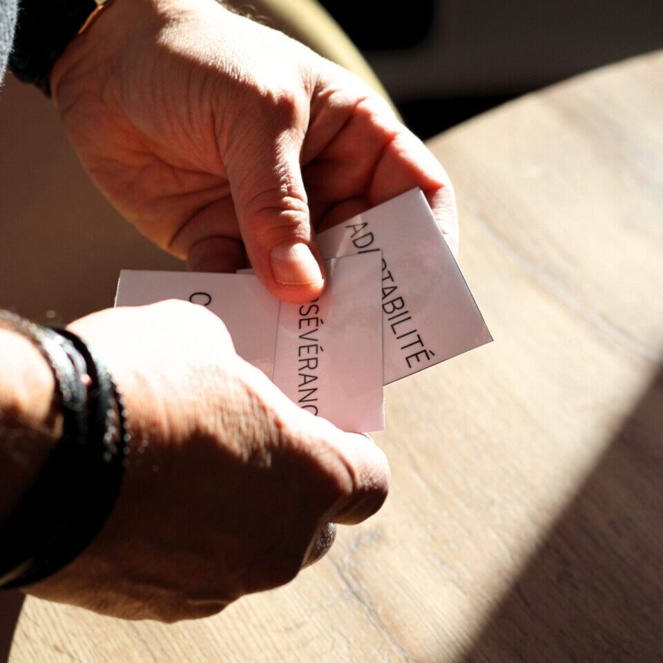 Mains tenant des cartes pour une activité de cohésion d'équipe