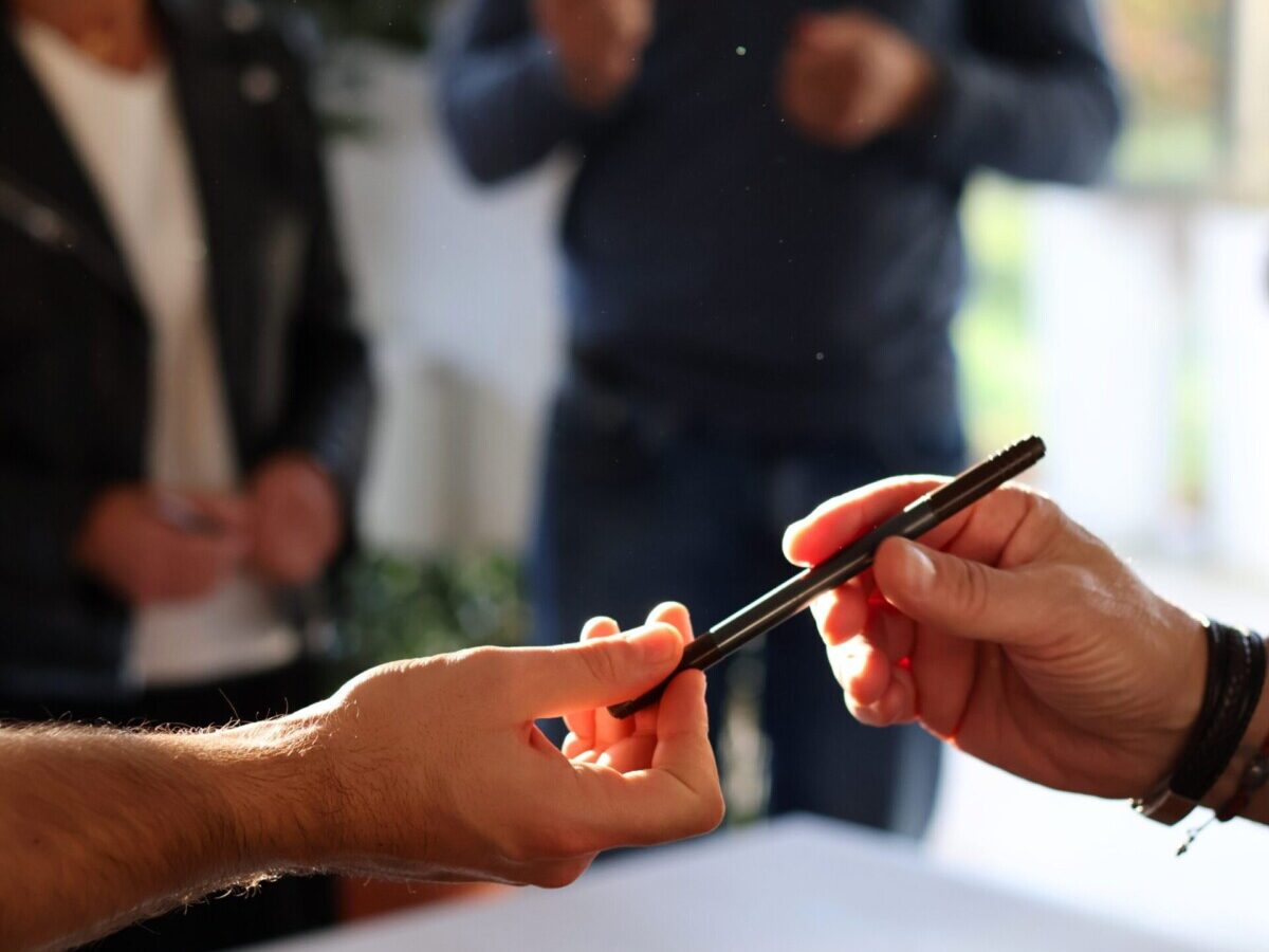Mains se tendant un bic lors d'une activité de cohésion