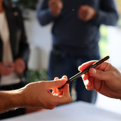 Mains se tendant un bic lors d'une activité de cohésion