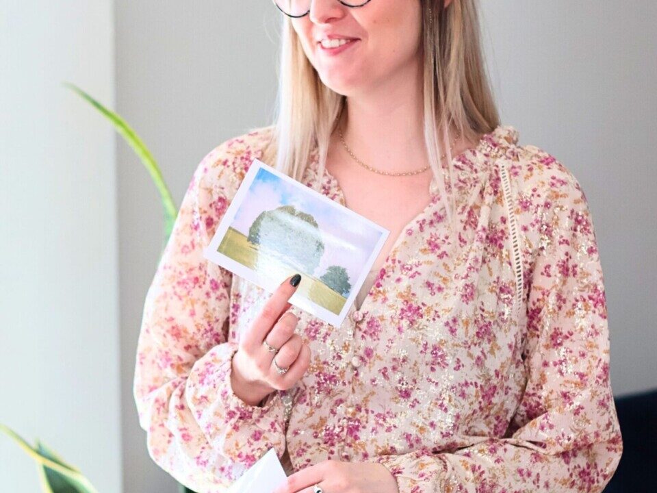 Femme debout montrant des cartes de jeu pour une activité de cohésion d'équipe