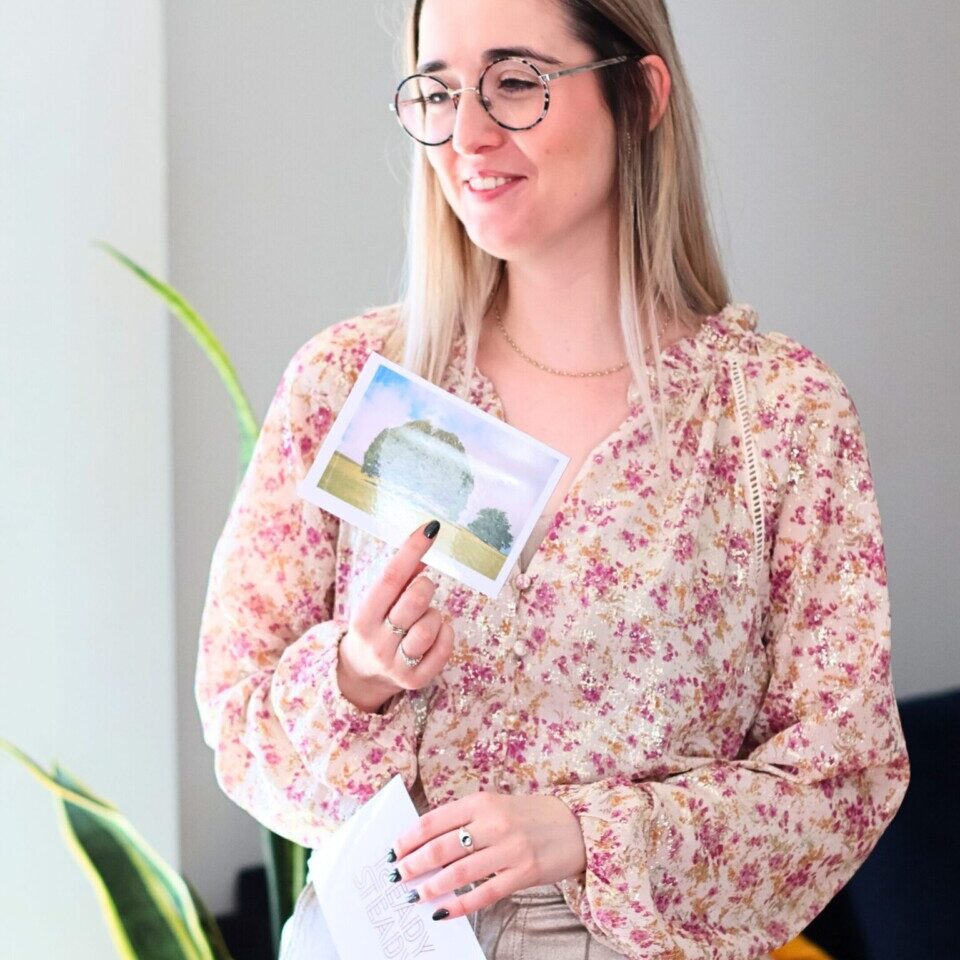 Femme debout montrant des cartes de jeu pour une activité de cohésion d'équipe