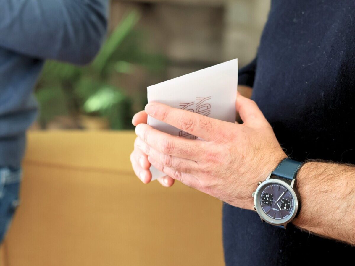Zoom sur des mains tenant une carte avec le logo Ready Steady