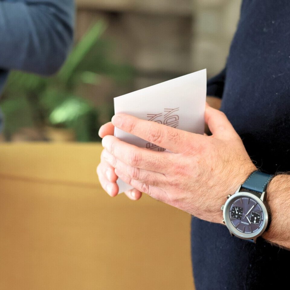 Zoom sur des mains tenant une carte avec le logo Ready Steady