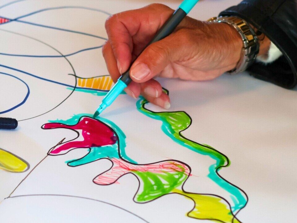 Main coloriant des formes abstraites